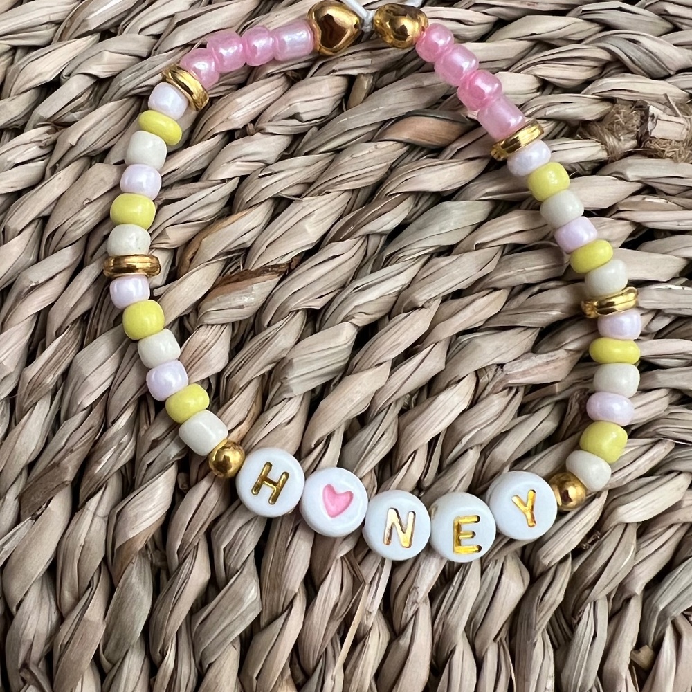 Taylor Swift, honey bracelet